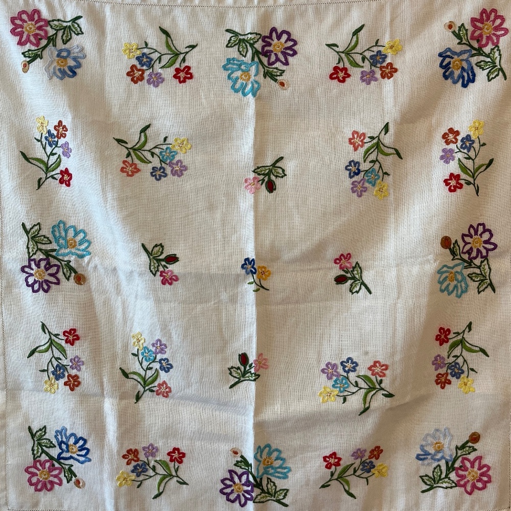 Embroidered floral linen square - Picture 3 of 10
